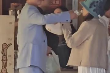 甦醒喂老婆喝水上熱搜!相差11歲有2個兒子,婚後生活依然甜蜜