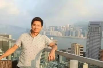 TVB司儀楊瑞麟淪為綠葉演員,曾打敗黃子華,凍齡有術,身家豐厚