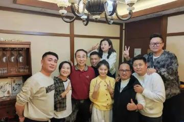 賈玲為67歲馮鞏慶生！網友：賈玲又瘦了好多啊