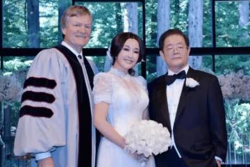 74歲劉曉慶四婚婚紗照流出！穿白紗裙戴頭紗嫩得像初戀，牽手82歲富豪老公超甜