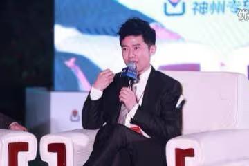 51歲任泉罕見現身,走路駝背發福明顯