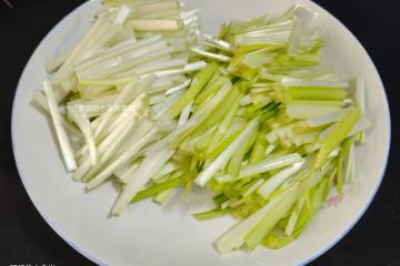 入冬就該吃這洗腸菜了,懂行的都在吃!大火炒一盤,香味撲鼻、鮮嫩又潤腸,好吃到把盤子舔乾淨