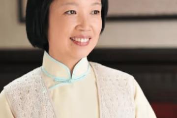 從央視主持人，到扮演周總理夫人，她的人生因4次「意外」而反轉