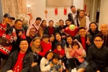 59歲郭富城與小4歲岳母罕見合影，倆人狀態卻是天差地別，一個像時尚小伙，一個似滄桑大媽