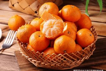 買砂糖橘,挑帶葉的還是不帶葉的?看準「3處」,砂糖橘鮮甜多汁