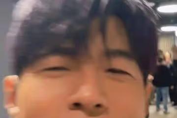 周杰倫大巨蛋後台走向她貼貼!昆凌曬「老婆視角」網:看到一片白