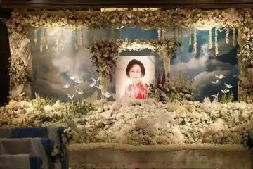 瓊瑤花葬遺像被花海包圍！林心如含淚祭拜趙薇只送花籃