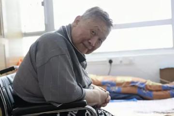 沒錢治病等自愈！TVB老戲骨秦煌雙腳腫脹發黑，一月內兩次跌倒