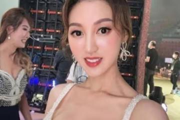 愜意！33歲前港姐提前國外過聖誕，爺孫戀離婚後被指分3億贍養費