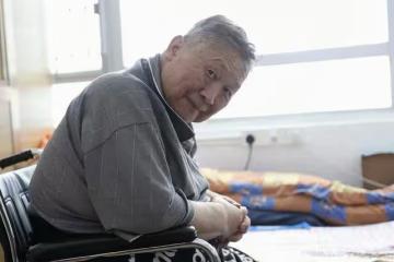 TVB知名老戲骨一個月兩次跌倒,雙腳腫脹發黑,沒錢治病等自愈