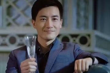 TVB帥氣男星人氣高漲劇接劇,全裸演出成焦點,無償獻血超250次