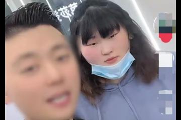 大衣哥女兒回家鄉做頭髮,染亞麻燙蛋卷頭,減肥成功身材依舊強壯