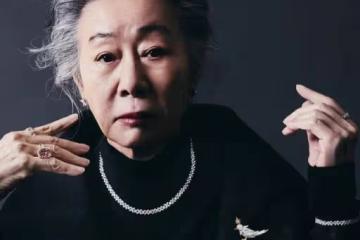 77歲尹汝貞霸氣登封！酷炫西裝展女王氣場，自曝演戲是日常無意退休