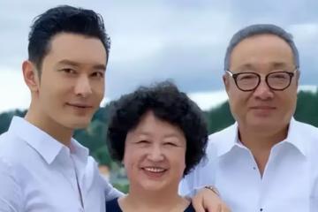 黃曉明母親節給媽媽送花,黃媽打扮樸素,家中水瓶捨不得扔好節儉