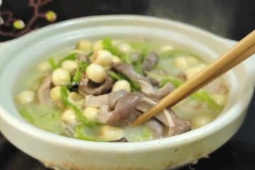 雞鴨魚肉快靠邊,冬天就應該多吃它!熱氣騰騰地上桌,湯濃肉脆、鮮香又暖人,天冷正 適合來一鍋