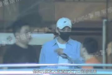 歐豪深夜與人聚會太嗨,站路邊與豐滿美女摟抱,一同離去互動曖昧