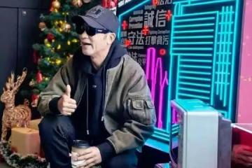 影帝任達華到廉政公署喝咖啡,配合路人拍照打卡,謹遵愛國家風