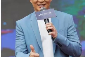黃日華與美女親密自拍，網民立馬認出女方身份，避免緋聞再次發酵