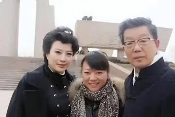 42歲車曉曾嫁山西首富!如今離婚後帶蒼老的父親看中醫
