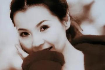 26歲春晚爆紅,38歲差點喪命,唱《真的很想你》的她現在還好嗎?