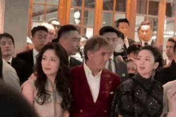 46歲的劉濤把章子怡秒了，大佬全程挨緊劉濤，章子怡成為背景板