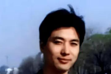 他是央視主持，工作25年零緋聞，兒子12歲就出書，妻子身份成謎