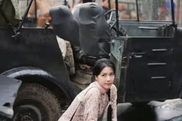獲封新一代劇王！TVB力捧小花內地拍劇被偶遇，穿高開衩裙險走光