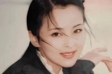 她是瓊瑤的御用女主角,帶兒子再嫁小9歲老公,男主內女主外幸福了12年