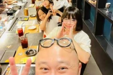 少女味!TVB金牌司儀攜16歲愛女看戲,稱與其出門怕被誤會有小三