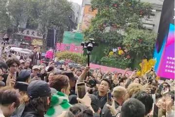 瘋狂！吳卓羲在佛山被粉絲摸手撲倒，金句出圈火遍全網ong