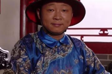 三德子趙亮:娶小15歲嫩模,靠養雞賺上億,張國立張鐵林都常去吃雞!