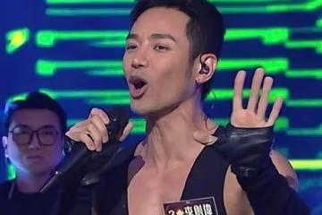 香港過氣男星唱跳震撼全場，四個月內兩度當爸，與同性談過戀愛
