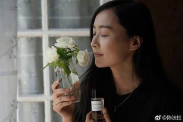 TVB前當家花旦曬近況!一家四口回法國老家度假,3歲女兒打扮搶鏡