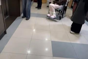 趙露思坐輪椅鼻子插管救治曝光!慘遭職場霸凌導致抑鬱症