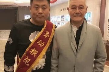 「趙本山徒弟」宋曉峰：走紅後將患難妻子當成寶，女兒是他的驕傲