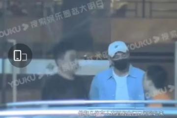 歐豪與女子搭肩摟腰過馬路,女方長發體型微胖,網友:他喜歡短髮