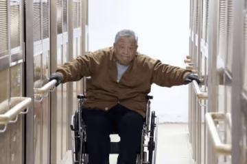 老戲骨秦煌多次跌倒後搬入VIP房，臥床解決大便已習慣，懷念曾與情人同居日子