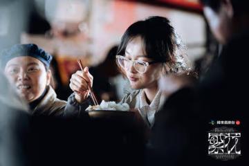 唐嫣女神變女工!戴膠框眼鏡「隱身工廠」太犧牲 本人心聲曝光