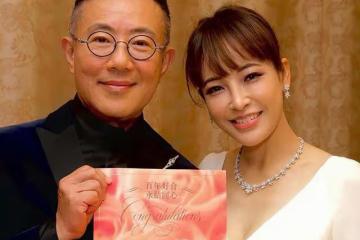 恭喜！67歲香港男星突然宣布結婚，和新婚妻子搭私人飛機度蜜月