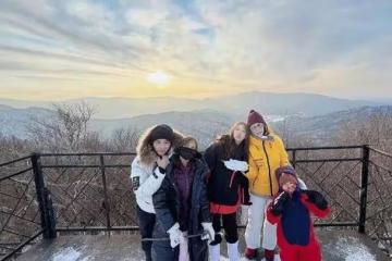 TVB視後一家五口去哈爾濱玩雪,享受親子時光,夫妻二人苦盡甘