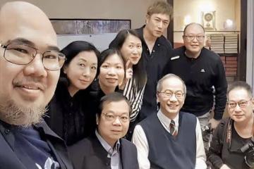 一路走好!香港知名男星父親不幸離世,親自目送靈柩推入火化爐