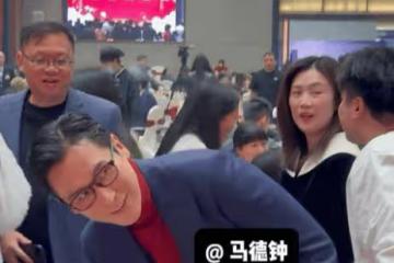 TVB前最佳男配現身內地晚宴，遭台下觀眾高呼「吔屎」！入行32年TVB不與他續約！