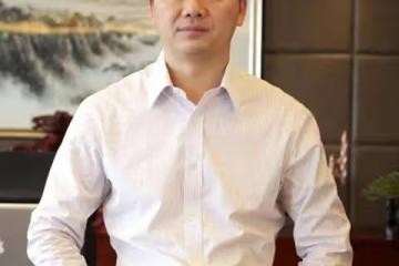 劉強東為老家發年貨,特警押送一車現金入場,1500戶家家都有錢拿