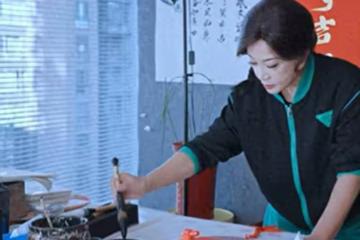 相比劉曉慶一人獨居小2房,蔡明住300平北京大平層,家有保姆乾淨