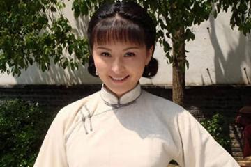 娛樂圈「最乾淨女演員」，被富商苦追10年才嫁，今和女兒被寵如寶