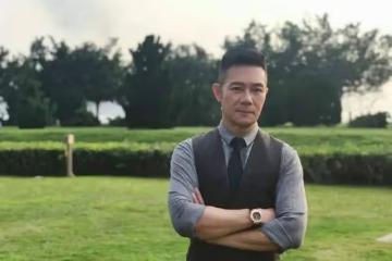 張兆輝女兒酷似鍾欣潼，親自為父親下廚，一家四口幸福美滿