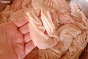 清洗豬大腸，用「鹼、麵粉、醋」都不對！教你1招，臭味全跑光！