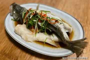 蒸鱸魚時,不要放料酒,牢記「4要點」,魚肉鮮美不腥,還特別嫩