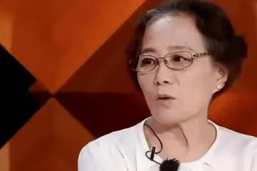 拆散兒子3段情,45歲大明星無人敢嫁,躺狗窩崩潰大哭!
