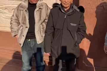 劉強東父親火了!在角落裡拆紙箱、賣廢品,母親穿貂絨大衣很驕傲